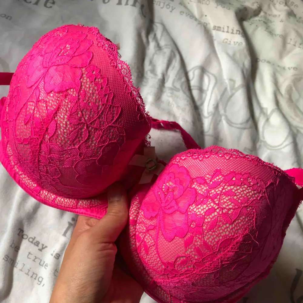 Oanvänd rosa BH från Hunkemöller strl 75E, vadderad. Nypris 175:-. Frakt tillkommer på 18:-. Övrigt.