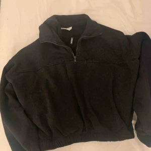  - Säljer denna weekday zip-up hoodie i svart.  Strlk M  Köpare står för frakt. 