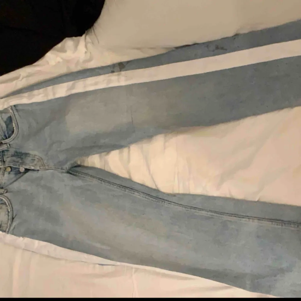 Säljer mina jeans då det har blivit försmå, det är en svart fläck på sidan av benet som jag har tvättat vanligt men går inte bort (kan gå bort med vanliga eller något liknande) Frakt står för köparen! Dom är lite små i strl. Jeans & Byxor.