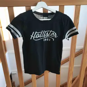 Äkta Hollister-t-shirt. Lite bristningar i texten men annars välbevarad