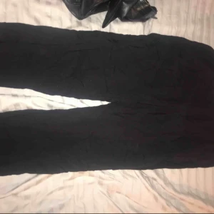 - Tunna lösa byxor från hm, säljes pga för stora. Lapparna är bortklippta. Kan mötas upp i kungsbacka/göteborg annars tillkommer frakt. Tydligare bild kan fixas vid intresse 