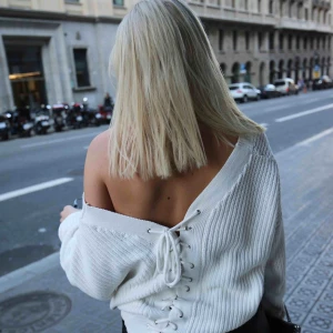  - (Linn Ahlborgs bilder...) Snygg vit stickad tröja från Nelly!! I en over-sized modell och med knytning i ryggen. Sparsamt använd! Skickar gärna mer bilder till den som vill ha.