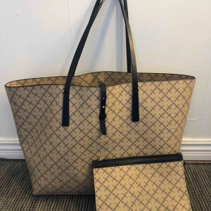  - Ny malene Birger väska med matchande plånboksväska! Säljer då jag köpt en i annan färg ! Använd max 3 gånger ! 