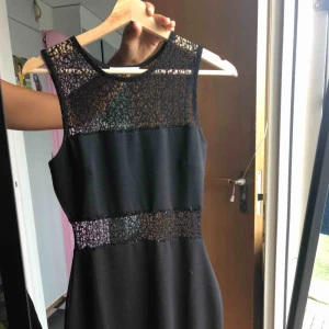 - Svart klänning 