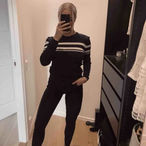  - Snygg mörkblå tröja, finare material än en vanlig långärmad T-shirt, känns mer uppklädd och classy!  🗯Frakt står köpare för, fraktar alltid med video/bildbevis🗯