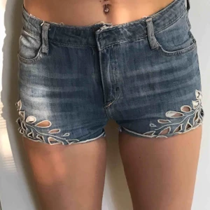  - Fina shorts med ”blomdetaljer”. Fin passform. Från H&M. Använt men bra skick.