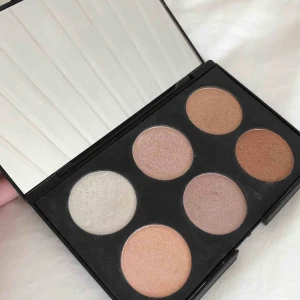  - Highlight palette (kit) med 6 olika nyanser från pashion, några är testade några fåtal gånger! Men inte alls mkt 100kr med frakt💕💕