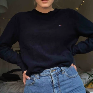  - Mörkblå Tommy Hilfiger tröja i superfint skick!! Köpare står för frakt<3