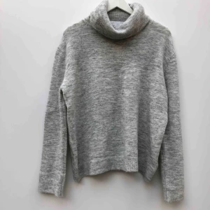  - Stickad tröja i storlek M från märket Soaked in luxury. 