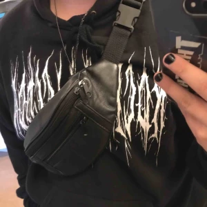  - Asfet bumbag i läder, nästan aldrig använd 🦋 många fack och väldigt rymlig 💕 köparen står för frakt 