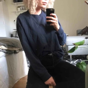  - Mörkblå tröja från weekday. Ser sådär skönt urtvättad ut