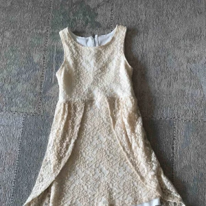  - Söt klänning, för sin lillasyster eller för sig själv, vitare i verkligheten, köparen står för frakt. Ingen koll på klädes märket så skrev bara hm.