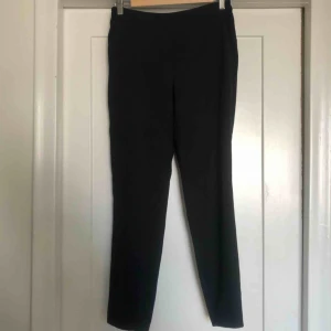  - Sköna kostymbyxor från River island. Låtsasfixkor på rumpan och slutar vid fotknölen ungefär på mig som är 164 cm. Strl 8 UK size. Kan mötas upp eller frakt för 30kr.😊