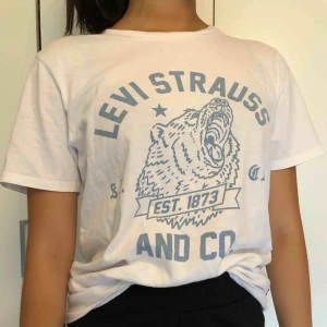  - T-Shirt från Levis. Använt ett fåtal gånger. Väldigt skön och ha på sig och passar både killar och tjejer! Storleken är XS men den är oversized. Tar gärna emot Swish och köparen står för frakt☺️