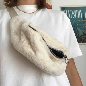  - Säljer min fluffiga magväska i vitt. Köpte den i Aten i nån grekisk affär. Använd ett fåtal gånger men i fint skick. Kan mötas upp i Lund, annars står säljaren för frakten.