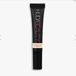  - Huda beauty overachiever concealer i färgen marsmallow. Säljes pga färgen inte passade mig. Använd 1 gång!  