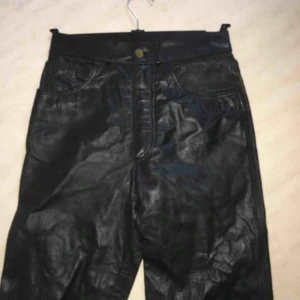  - Äkta skinnbyxor i cool modell. Står ingen storlek men skulle tippa xs/s. Möter upp i Malmö/Lund eller fraktar mot kostnad.
