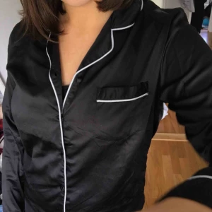  - Pyamas skjorta men funkar jätte bra till vardags. Säljer för 100 kr inkl frakt!