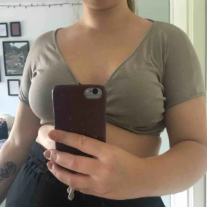  - En knytbar topp! Säljer pga använder aldrig. Köparen står för frakt! Pris kan absolut diskuteras!