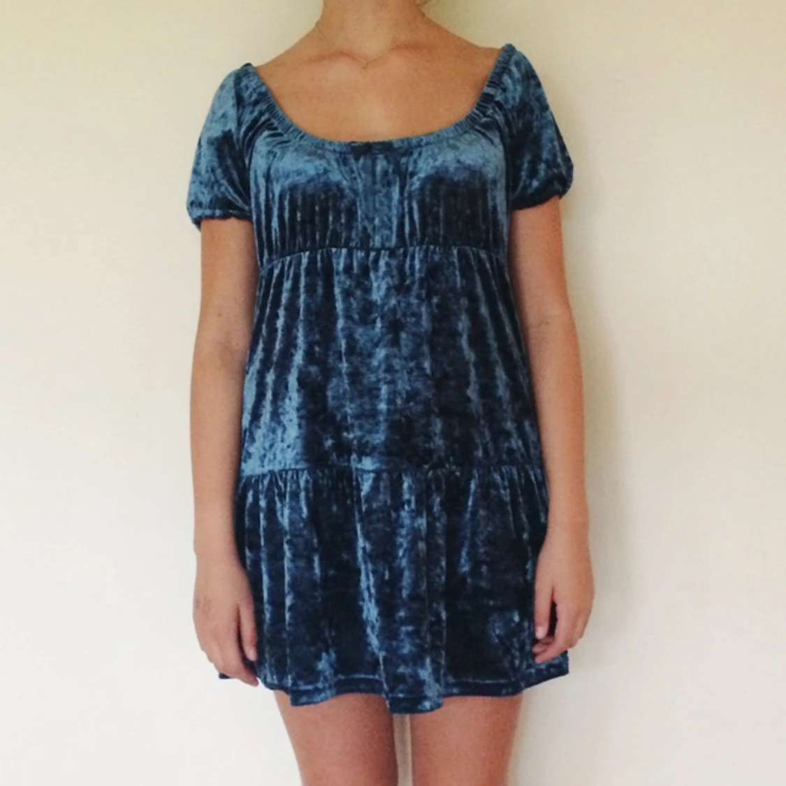 Turkos/blå klänning i plysch. Förr uppsydd till kortare modell men inga spår av sömmen. - 1412426583