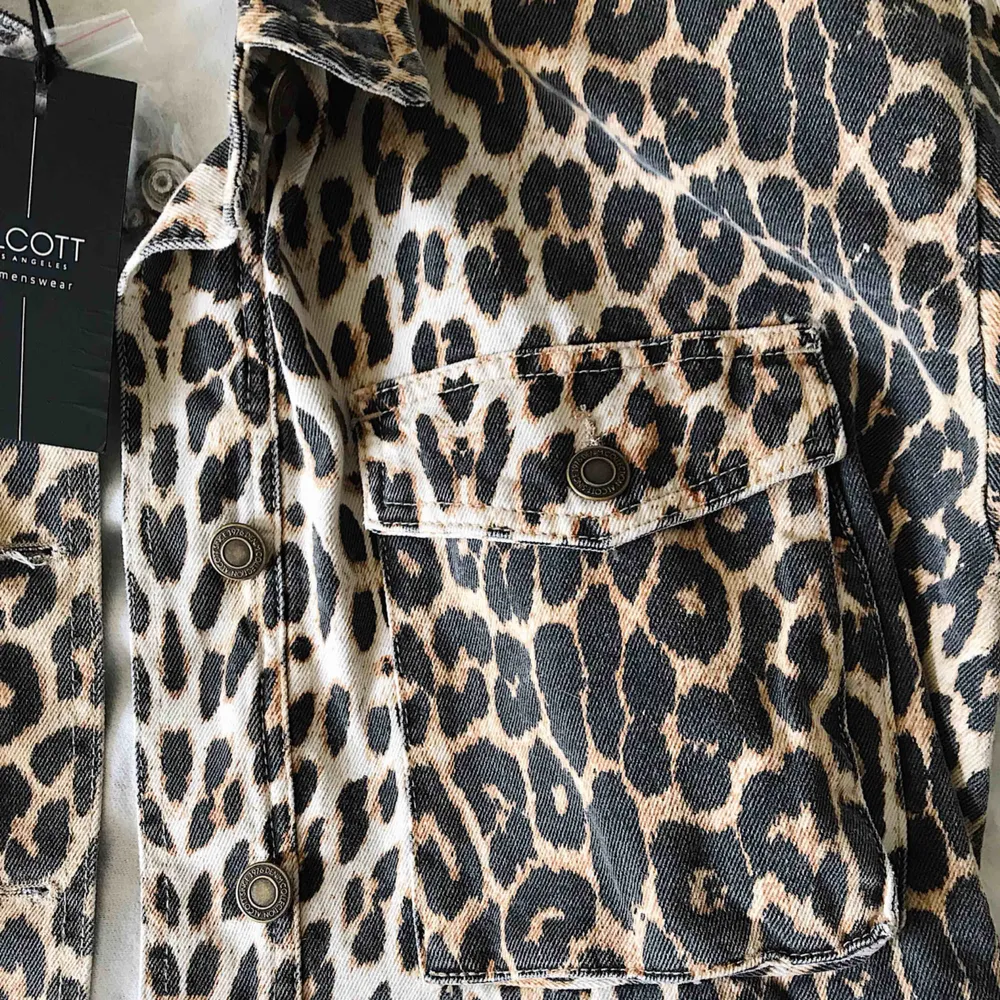 As ball croppad leopard jacka! Jackan är aningen oversized, så skulle säga att den passar XS-M! Helt oanvänd med prislapp kvar, inköpt för ca 300kr i Milano förra året. Säljer då den tyvärr inte kommit till användning:(( Köpare står för frakt!💓💓💓😁. Jackor.