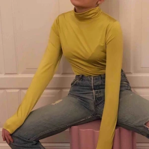  - Supersnygg neongul/grön polotröja i storlek small i jättefint skick! Frakt på 20kr tillkommer :)