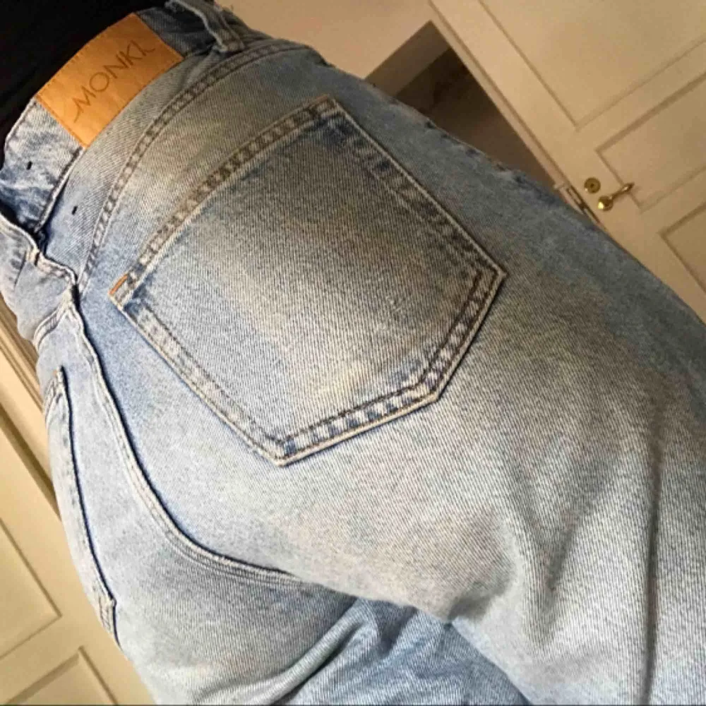 (Taiki) Straight-leg jeans från Monki som inte kommer till användning längre. Nypris: 400kr. Fint skick✨skriv för fler bilder ;) Möts upp i Göteborg eller så får köparen stå för frakten (30kr). Jeans & Byxor.