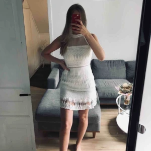  - Oanvänd klänning, storlek S/M. Klänningen har lång dragkedja på baksidan som gör den enkel att få på sig🌼