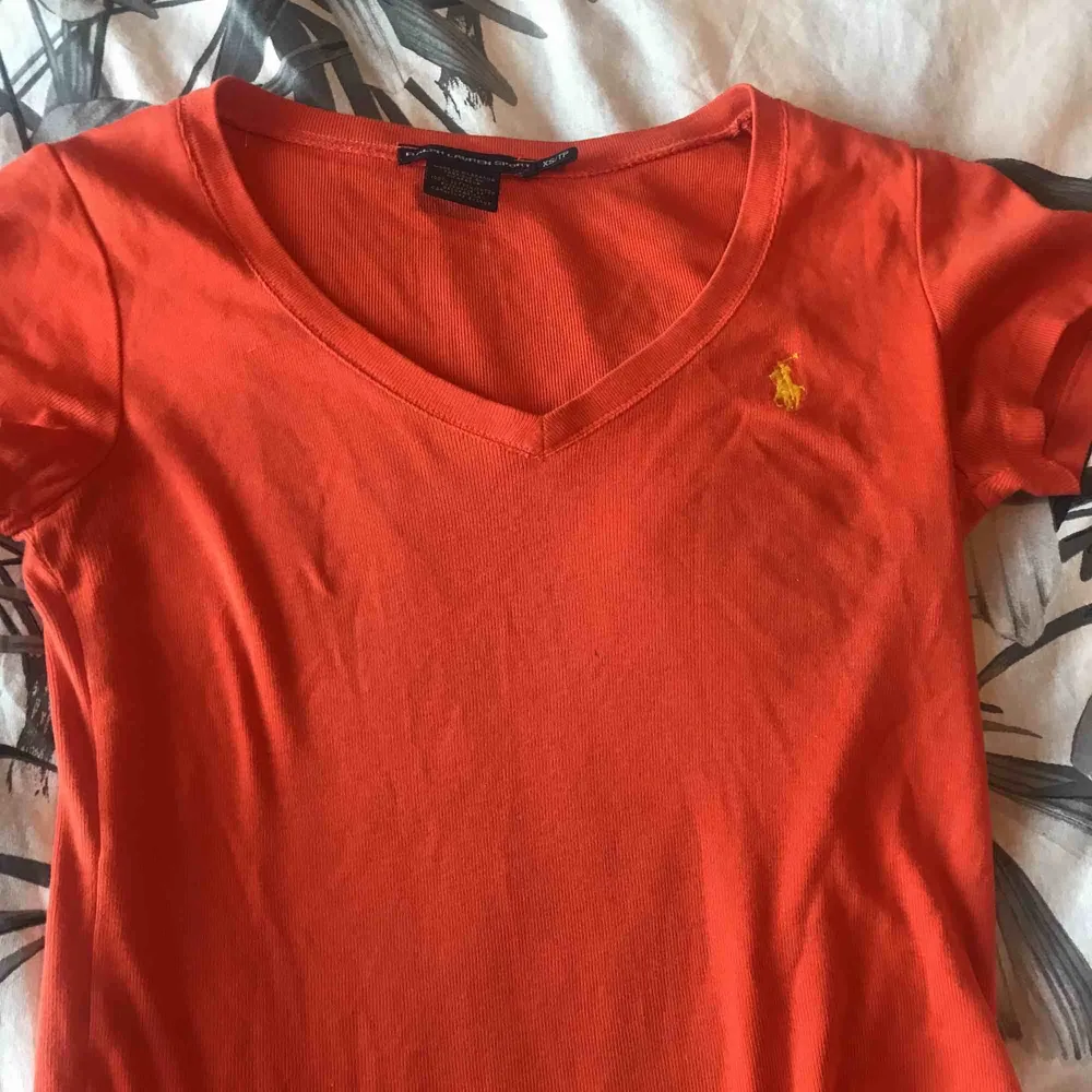 Orange äkta Ralph Lauren t-shirt Är mer som S! :). T-shirts.