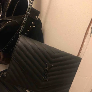  - YSL väska