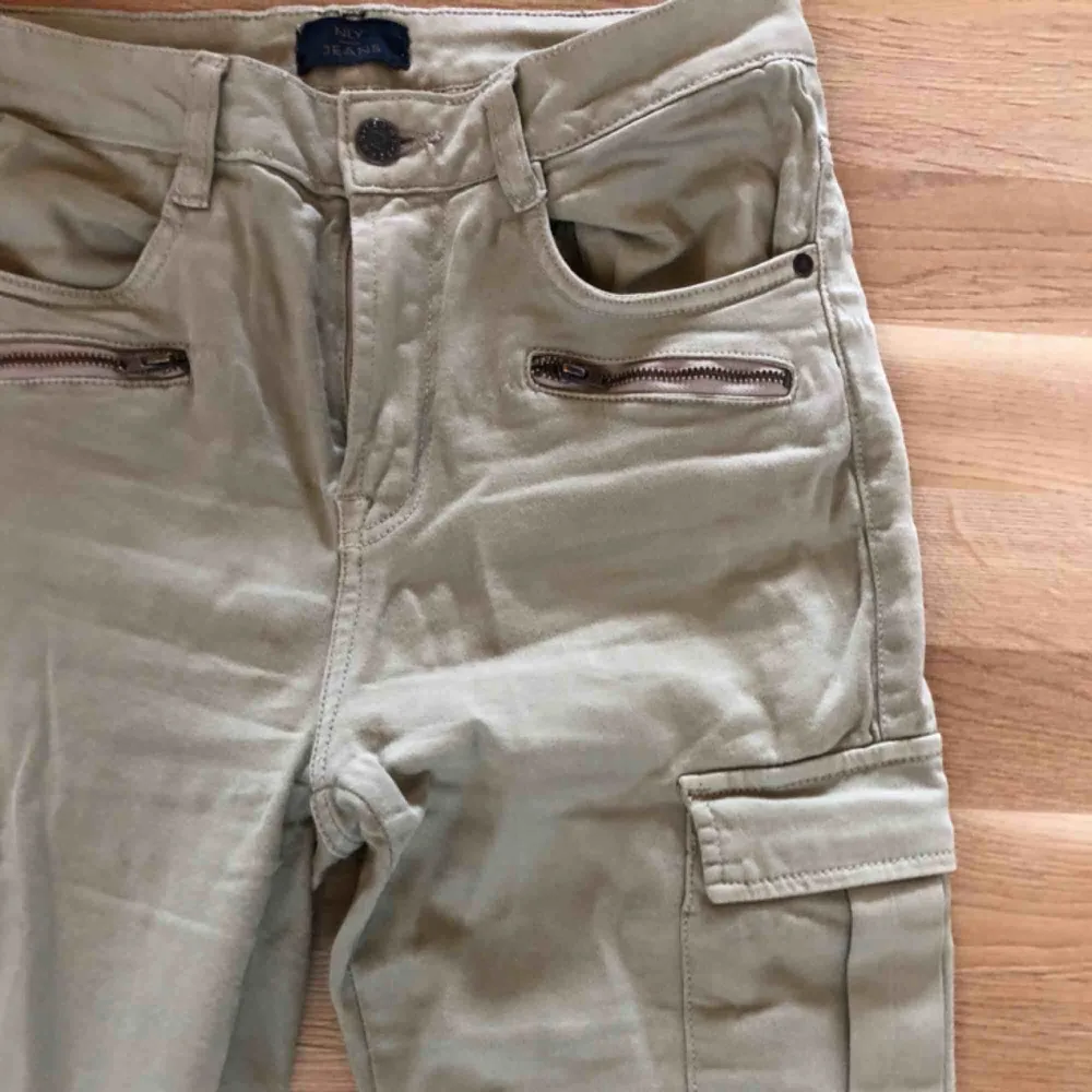 Snygga cargobyxor som aldrig blivit använda! Slimmad modell med fickor!. Jeans & Byxor.