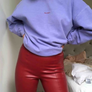  - Säljer mina asballa röda skinnbyxor från Zara då de tyvärr inte kommer till användning längre :( Köpte förra hösten men använda 3 gånger, stl M men Zara har ofta små storlekar (jag skulle säga S)