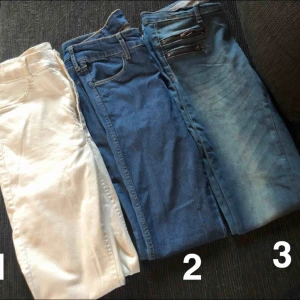  - 70kr styck eller paketpris 200kr 1. Vita jeans aldrig använda, storlek 36 2. Blå jeans aldrig använda, storlek s 3. Ljusblå jeans med dragkedjor som detalj, knappt använda, storlek s