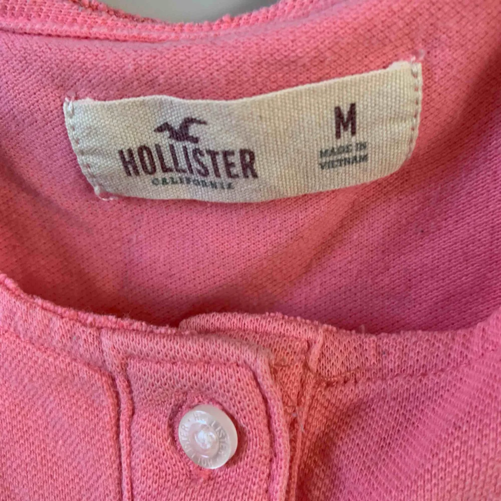 Fin tröja från Hollister. Säljer billigt pga jag har klippt i den så den blivit kroppad. Tycker själv att de är snyggare. Man lägger inte märke till de så mycket men annars är den jätte fin och inge mycket använd💕. T-shirts.