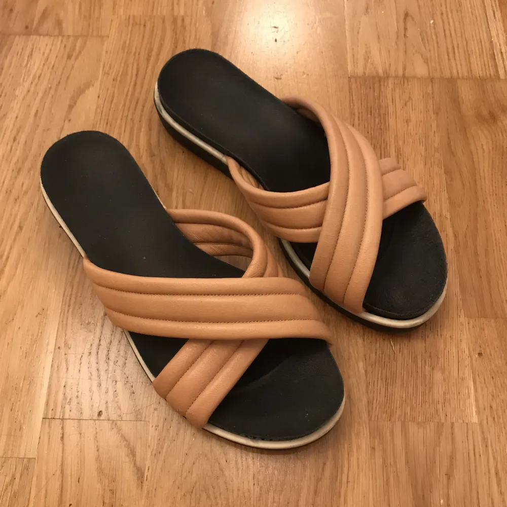 Superfina sandaler som knappt kommit till användning. Kan hämtas i Göteborg, annars fraktar jag och då tillkommer en liten summa för det :) . Skor.