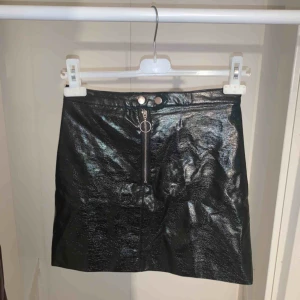  - Supersnygg kjol i fakeläder från H&M som bara använts en gång och nu tyvärr blivit för liten</3 alltså i toppenskick! Dragkedjedetalj på framsidan. Pris 100 kr+ 55 kr!