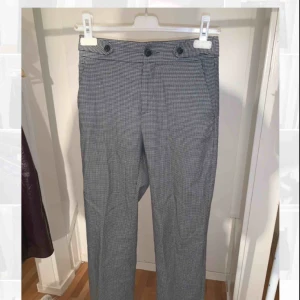  - Rutiga byxor från Pull&Bear som verkligen är SJUKT snygga!! Svänger ut lite nertill och sitter jättesnyggt på rumpan. Strl S men mer av en XS! Pris 80 kr+frakt 55! Skriv gärna så skickar jag fler bilder :)