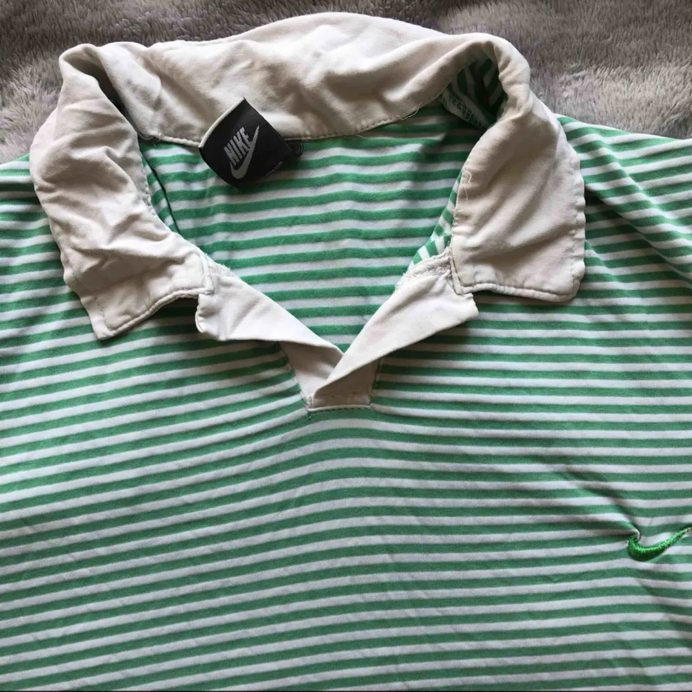 Randig grön & vit Nike ”vintage” tröja med liten krage, har ett litet hål som knappt syns på första bilden. Kan sy igen den om det önskas. Swish finns och möts även upp i Helsingborg/Landskrona. T-shirts.