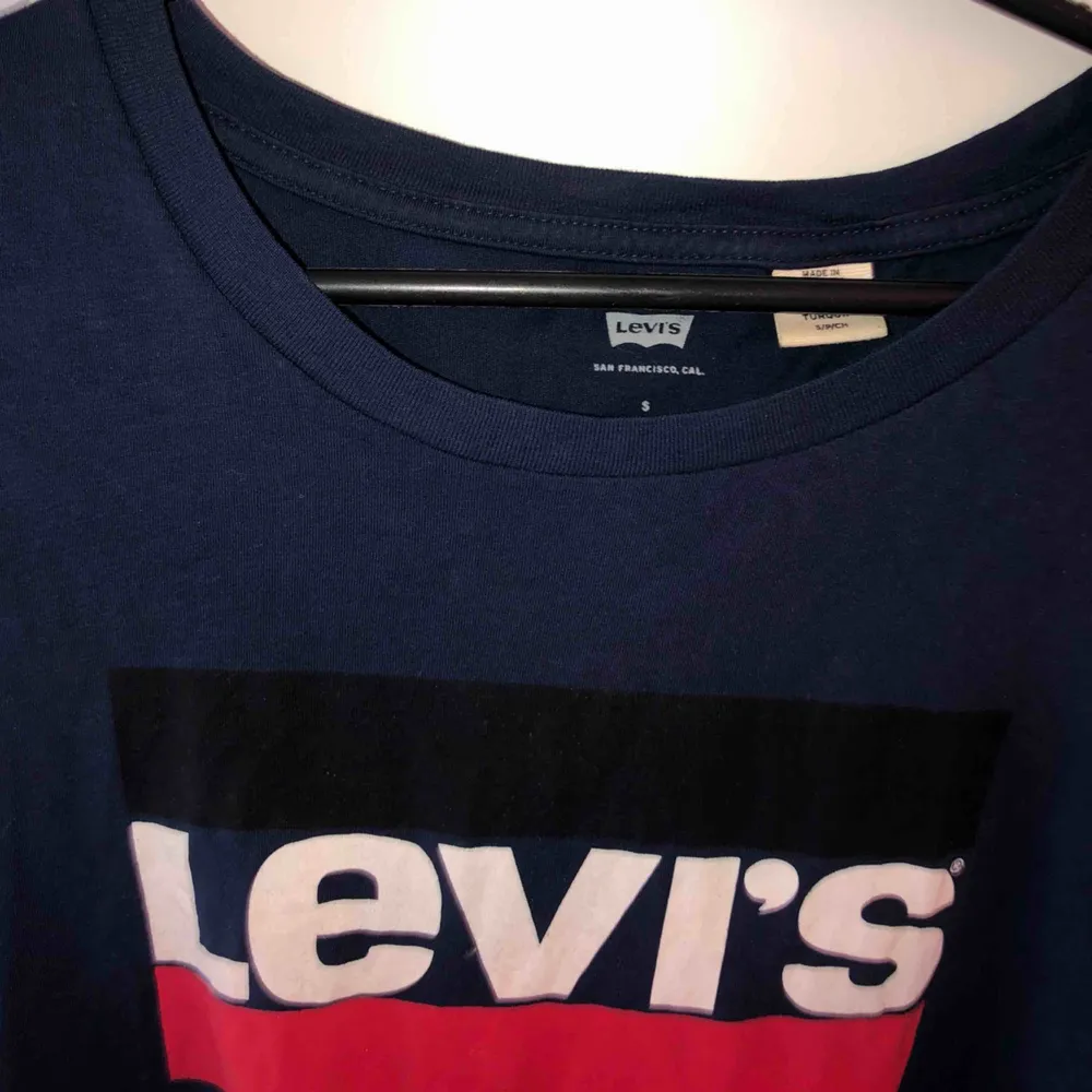 Superfin marinblå T-shirt från Levis. Knappt använd. Finns att hämta i Östersund annars står köparen för frakten💕. T-shirts.