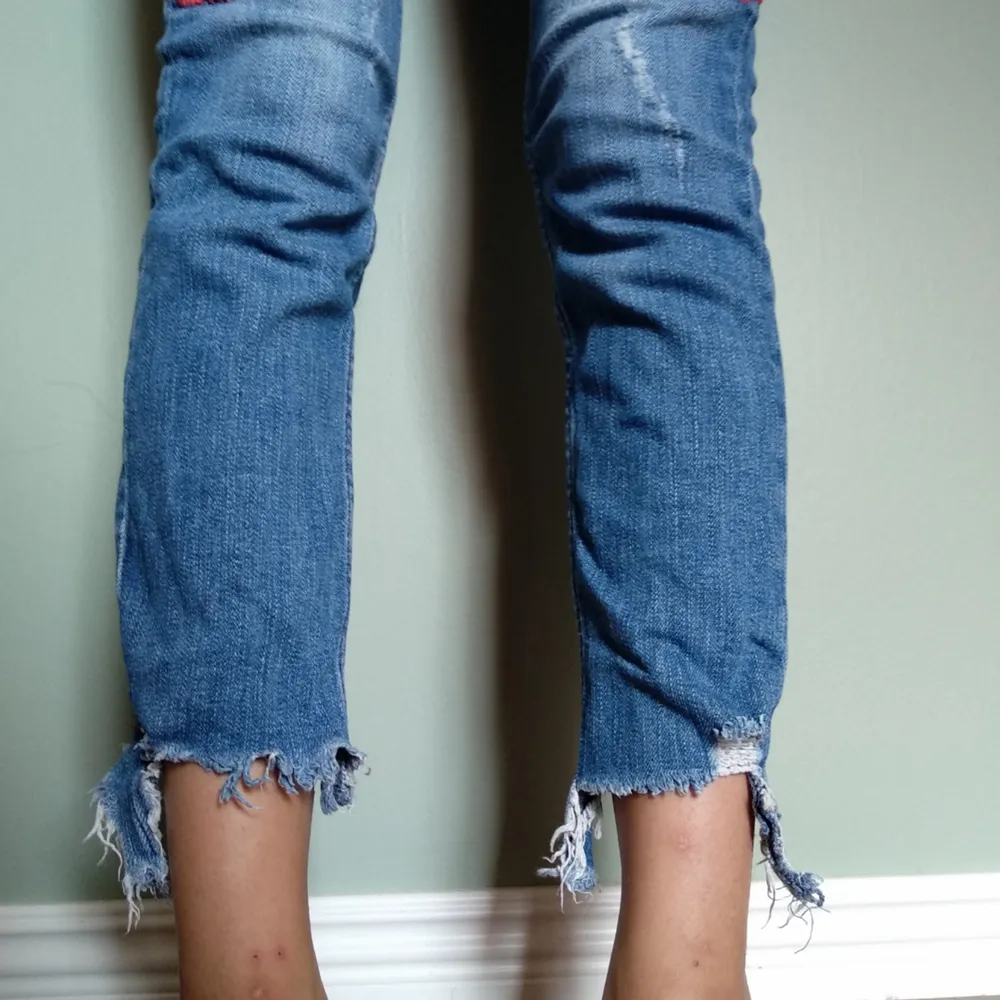 Skit coola jeans med slitningar och broderi. Knappt använda🥰. Jeans & Byxor.