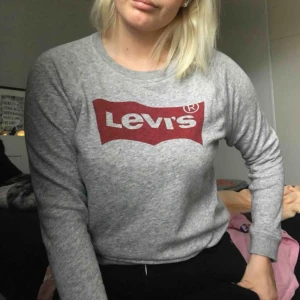  - En sweatshirt från Levis! Sparsamt använd, frakt tillkommer på 59kr🌸