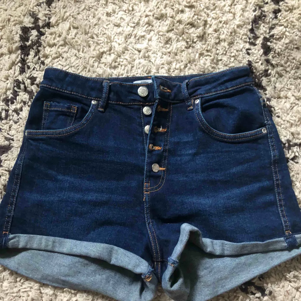  jeans shorts från Zara köpt i sommars och har kommit till användning 1 gång!! Skulle säga att dem passar en XS-S  Frakt ingår i priset . Shorts.