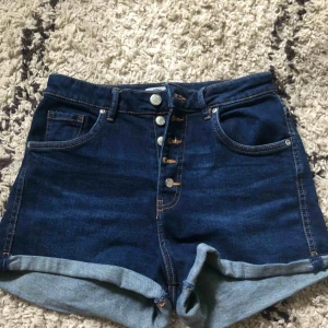  -  jeans shorts från Zara köpt i sommars och har kommit till användning 1 gång!! Skulle säga att dem passar en XS-S  Frakt ingår i priset 