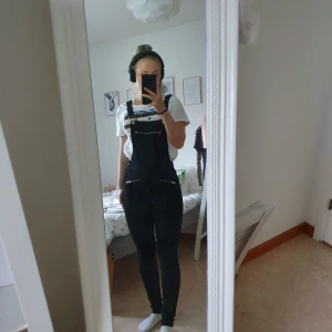  - Hängseljeans från hm. Tajta i modellen men stretchiga, skulle därför kunna passa en S. Något långa i benen på mig som är ca 160 lång. Köpare står för frakt. 