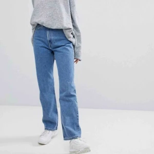  - Jeans från weekday i modellen row, färgen sky blue, storlek 27/30. Knappt använda, i nyskick.😊 Skriv för fler bilder.