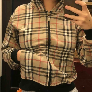 - Burberry hoodie med zip ✨ Vet inte om den är äkta eller inte, köpte den begagnad men då sa säljaren att den var det 🌼 Går in lite i midjan! 