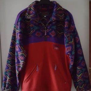  - Vintage Everest fleecetröja. Storlek XS men oversize och mer som ca M. Fraktkostnaden blir 89kr.