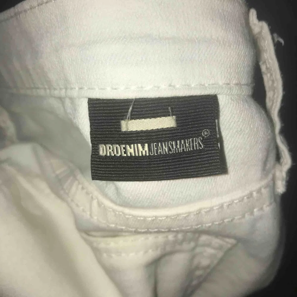 Vanliga vita jeans från DrDenim i strl S, säljer då de blivit försmå för mig :((. Jeans & Byxor.