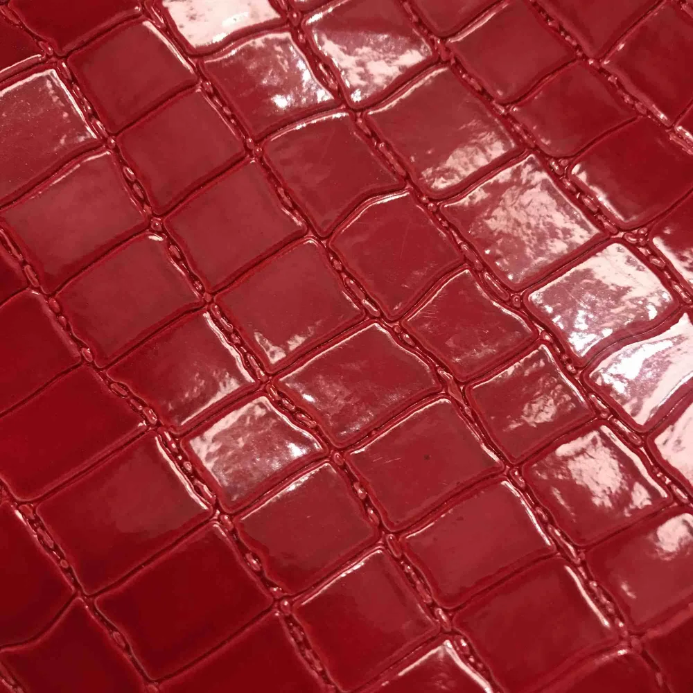 Super snygg röd lackväska med krokodil liknande mönster. Använd fåtal gångar, så i ett super bra skick! Kan mötas upp, men annars står köparen för frakten 🐉. Väskor.