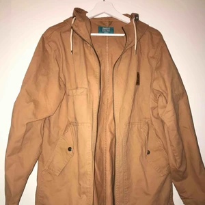  - En beige jacka från junkyard! Den är i storlek XS men funkar som en S. Snygga detaljer på snören nere och uppe. Även ett sweet-märke på vänster sida av jackan. 